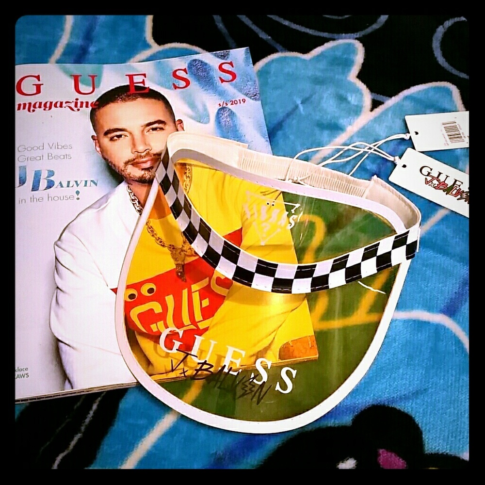 Guess J Balvin visor + poster mag